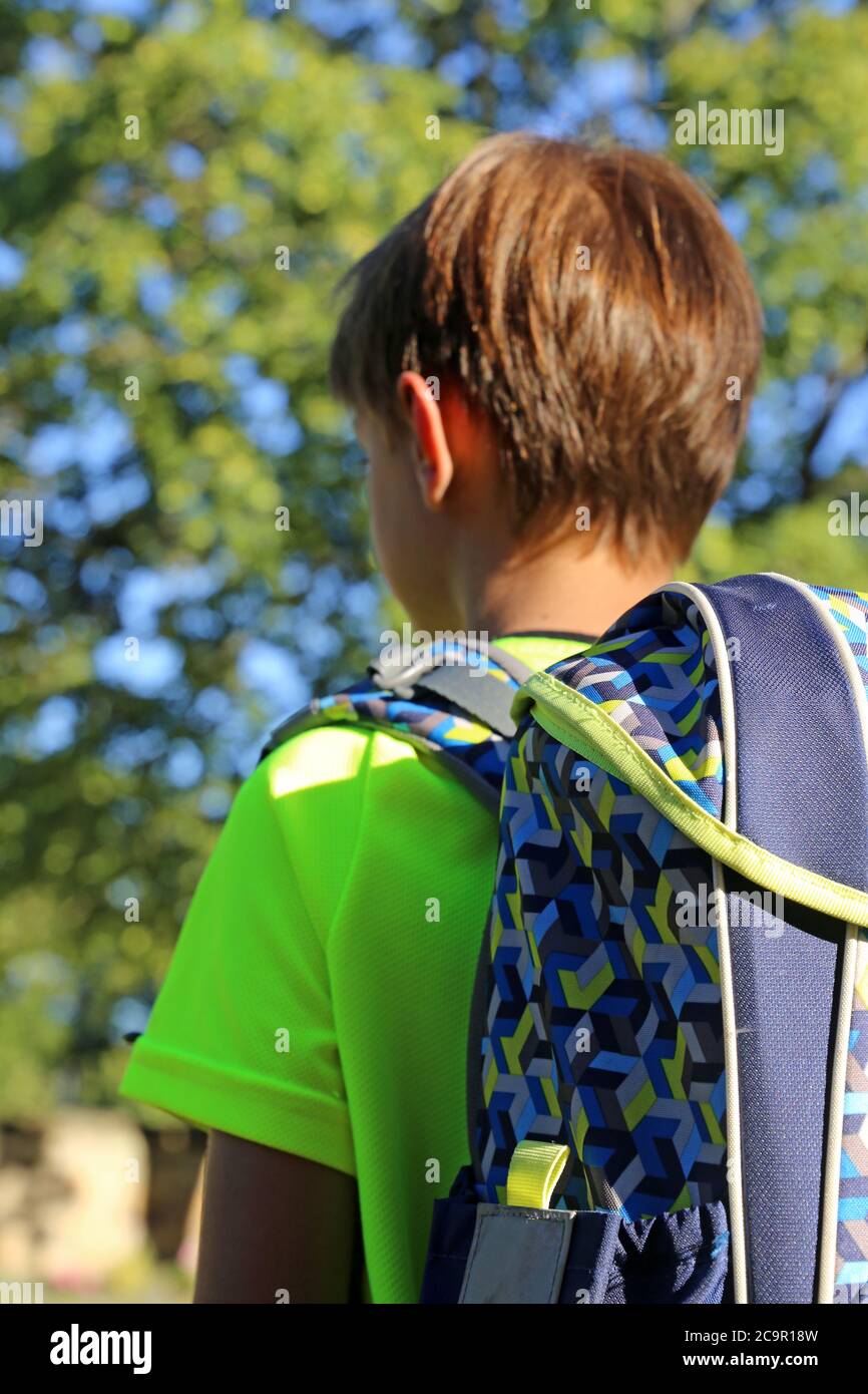 Image symbole : enfant de l'école primaire sur son chemin à l'école (modèle libéré) Banque D'Images