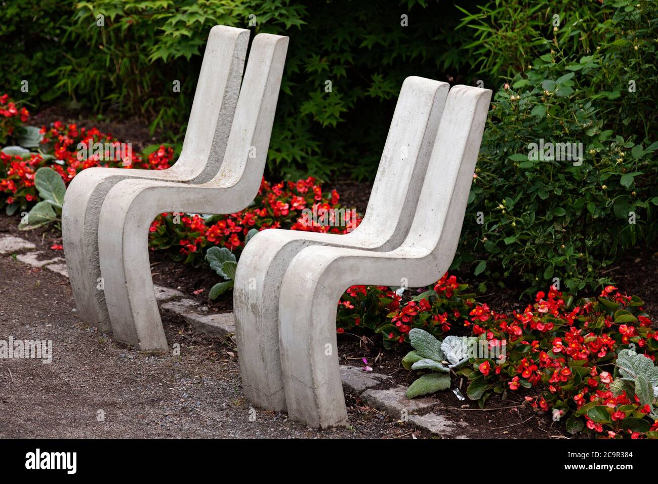 sièges étranges dans le parc en béton Banque D'Images