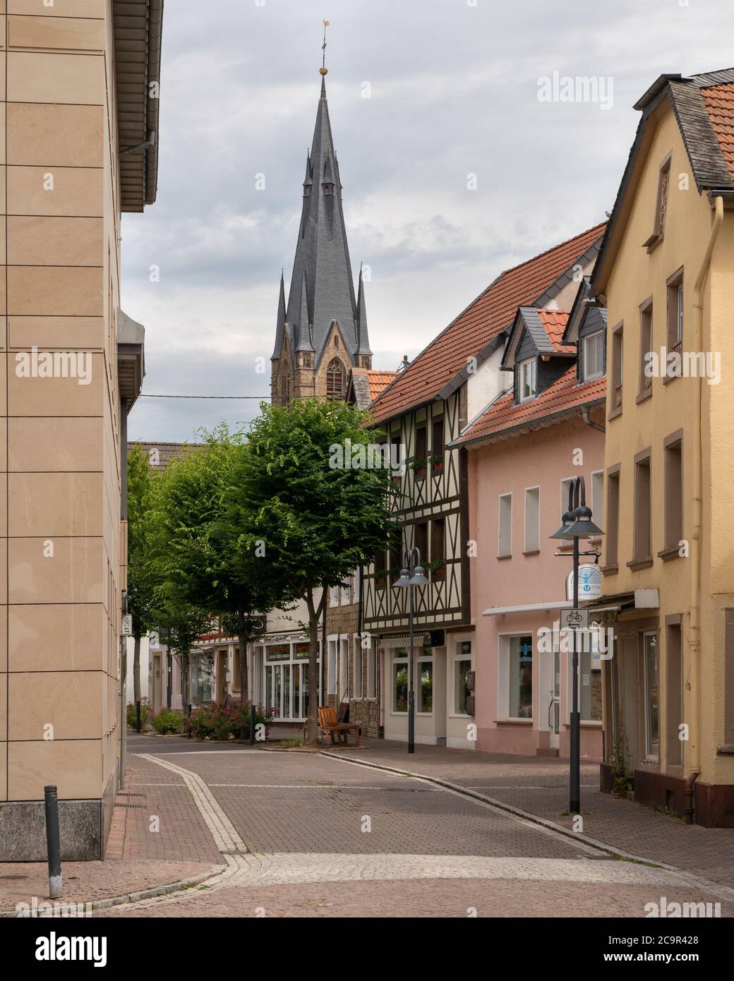 BAD SOBERNHEIM, ALLEMAGNE - 27 JUIN 2020 : anciens bâtiments dans le centre-ville de Bad Sobernheim contre ciel nuageux le 27 juin 2020 en Allemagne Banque D'Images