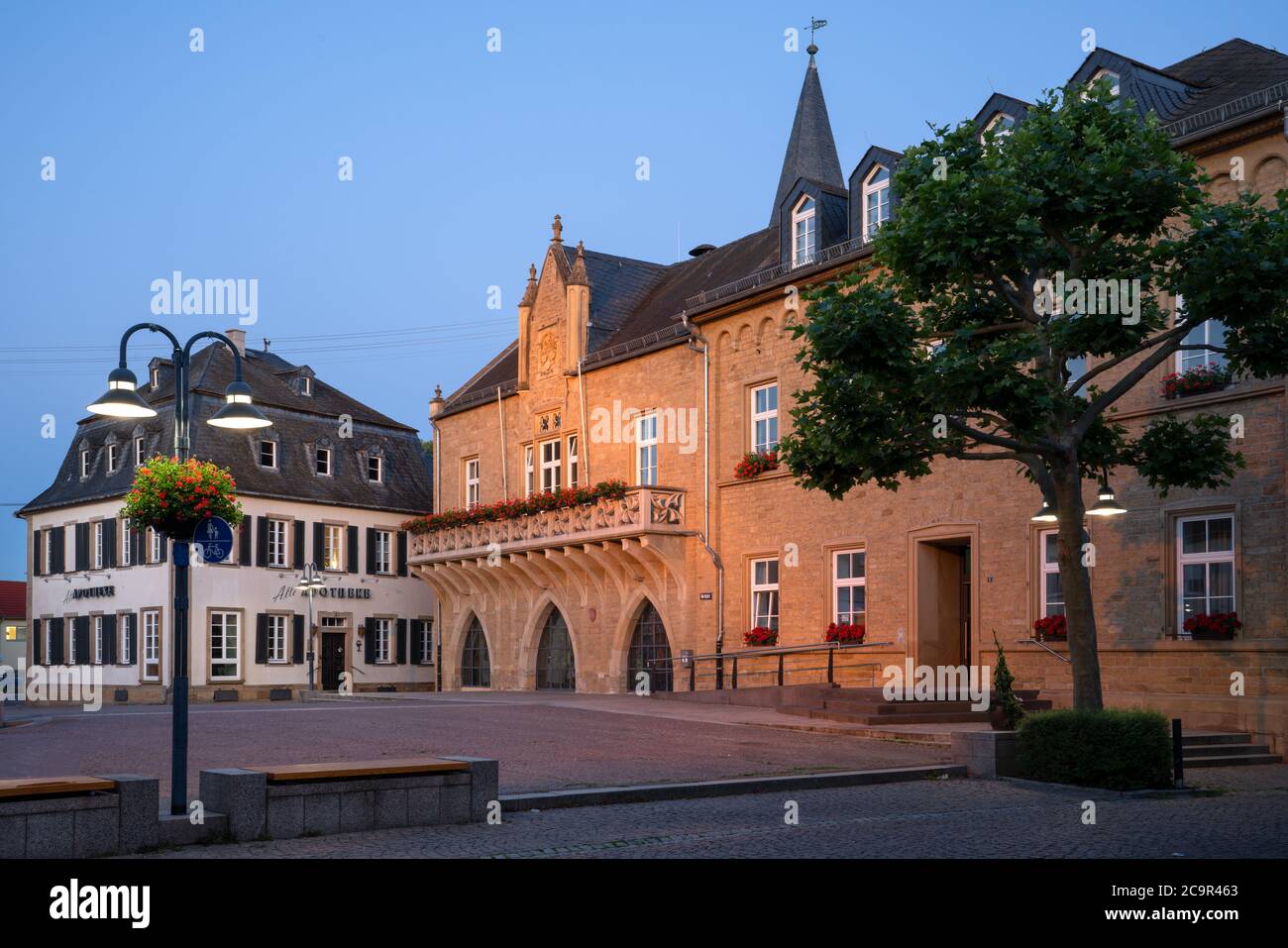 BAD SOBERNHEIM, ALLEMAGNE - 25 JUIN 2020 : image panoramique de la place du marché de Bad Sobernheim avec mairie et ancienne pharmacie à l'heure bleue le 25 juin Banque D'Images