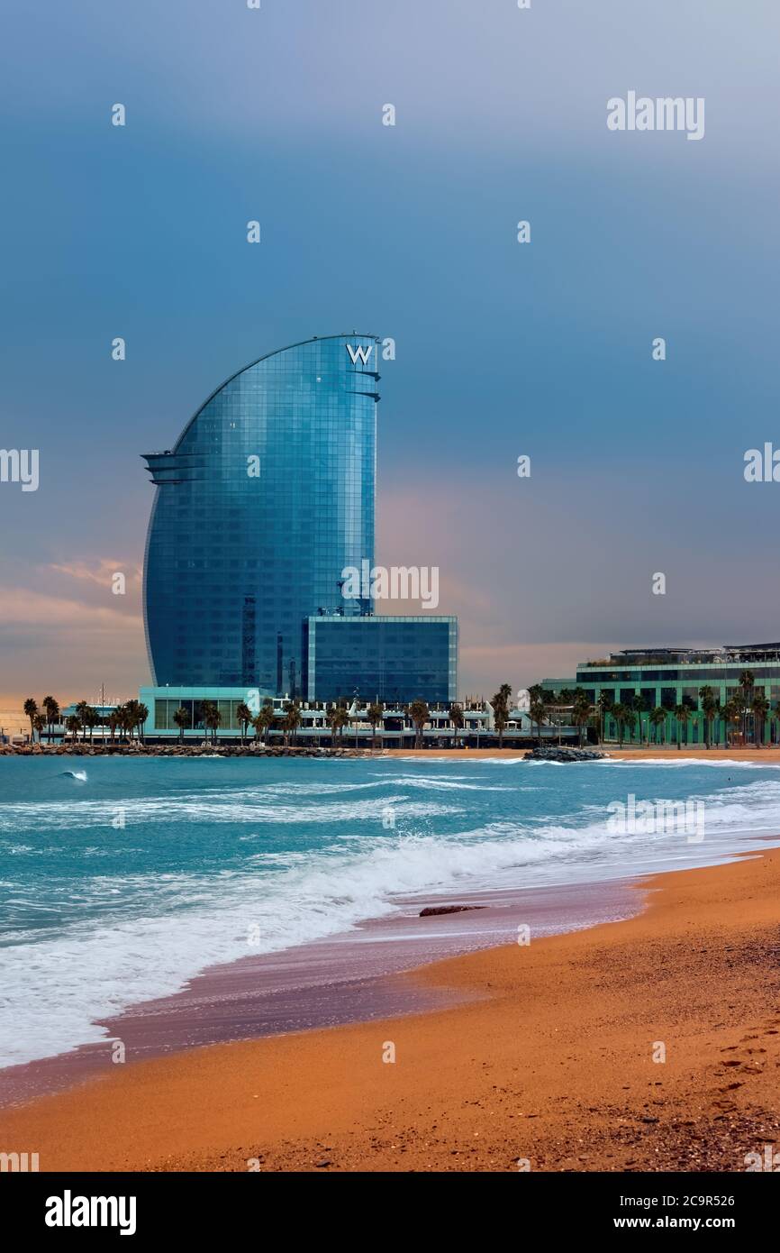 Barceloneta plage mer avec l'Hôtel W dans la ville de Barcelone en Catalogne, Espagne Banque D'Images