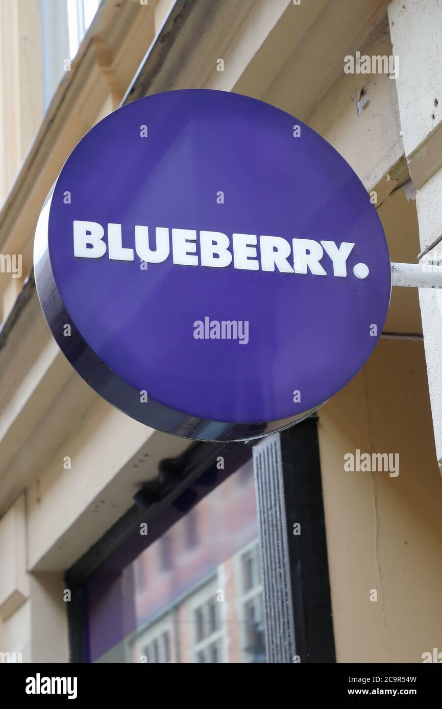 Stockholm, Suède - 24 juillet 2020 : la boutique Blueberry Lifestyle avec des plats santé à emporter dans la rue Grevturgatan. Banque D'Images