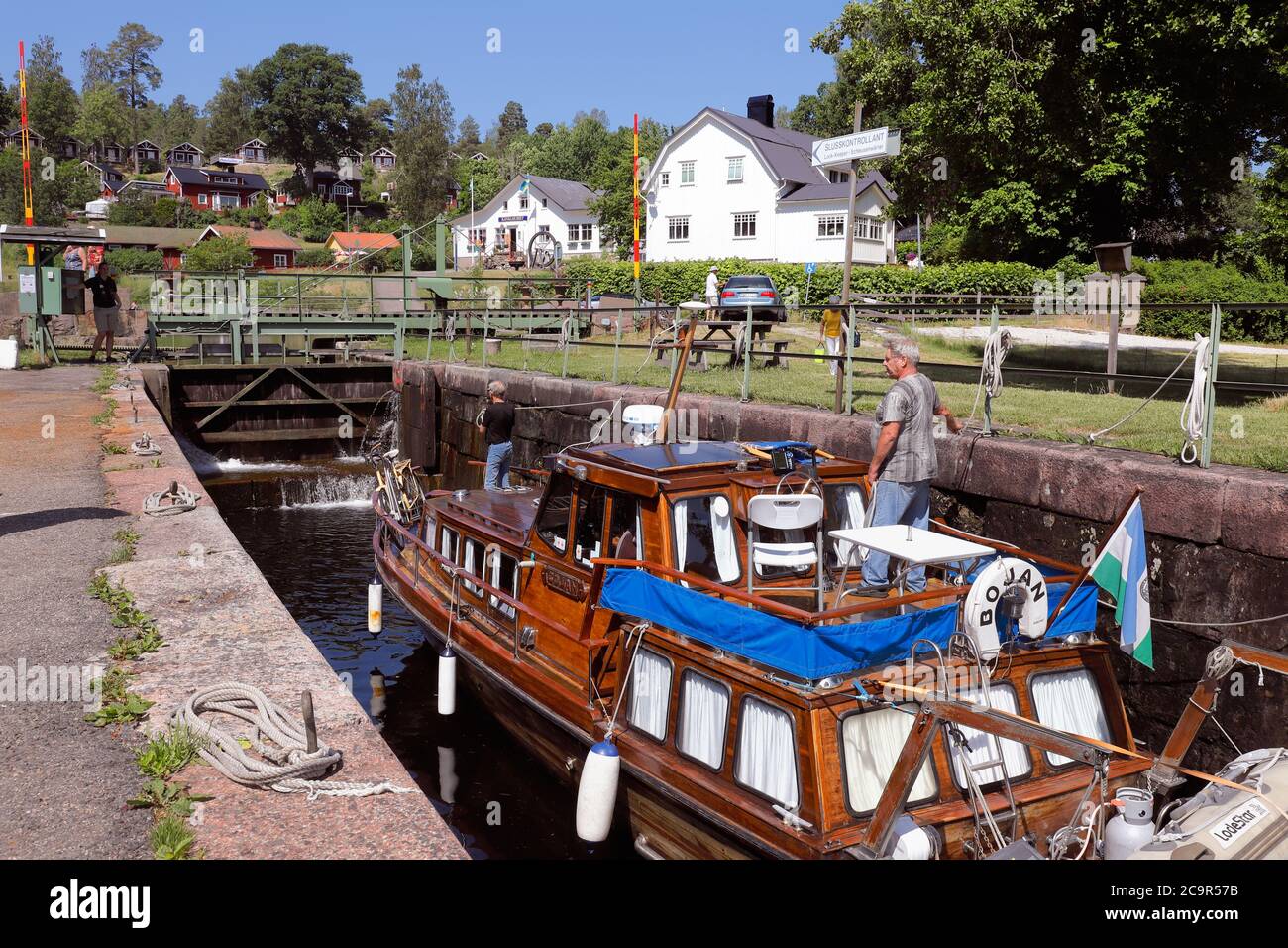 Haverud, Suède - 24 juin 2020 : l'écluse est en cours dans le canal de Dalsland, à l'enfermeture de Haverud. Banque D'Images
