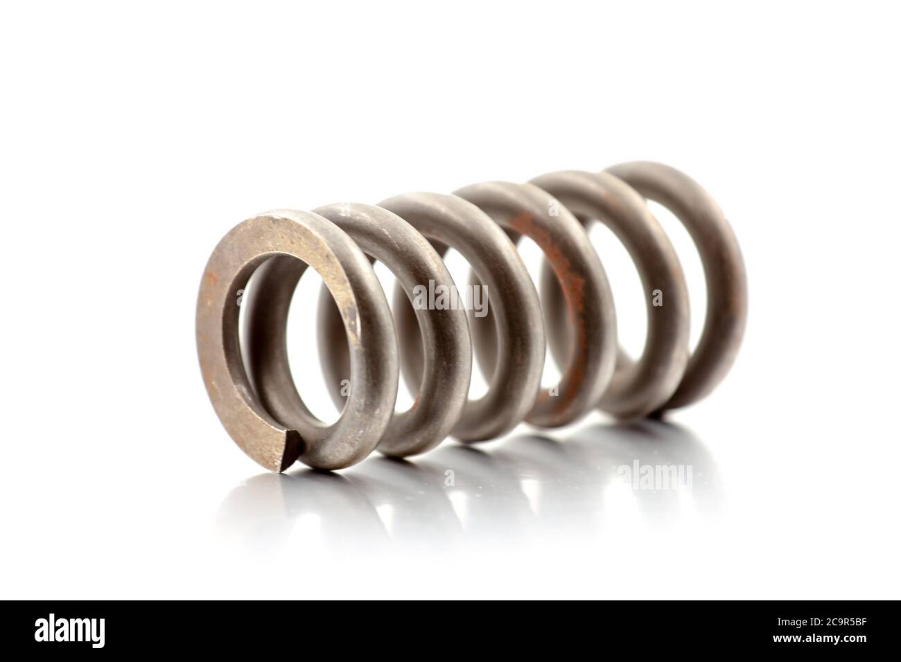 Ressort rouillé en fil d'acier épais. Mise au point sélective avec faible profondeur de champ. Banque D'Images