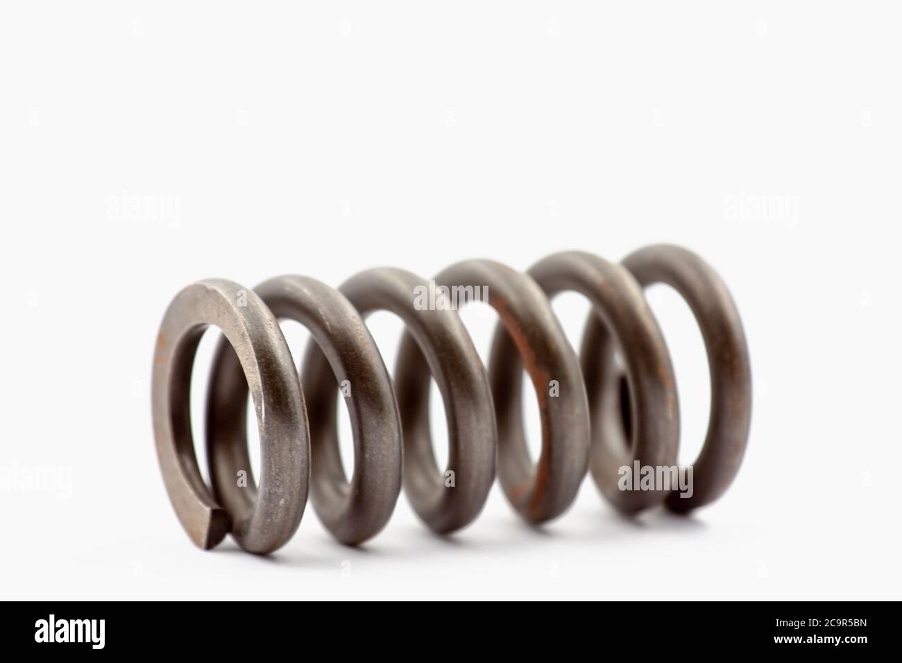 Ressort rouillé en fil d'acier épais. Mise au point sélective avec faible profondeur de champ. Banque D'Images