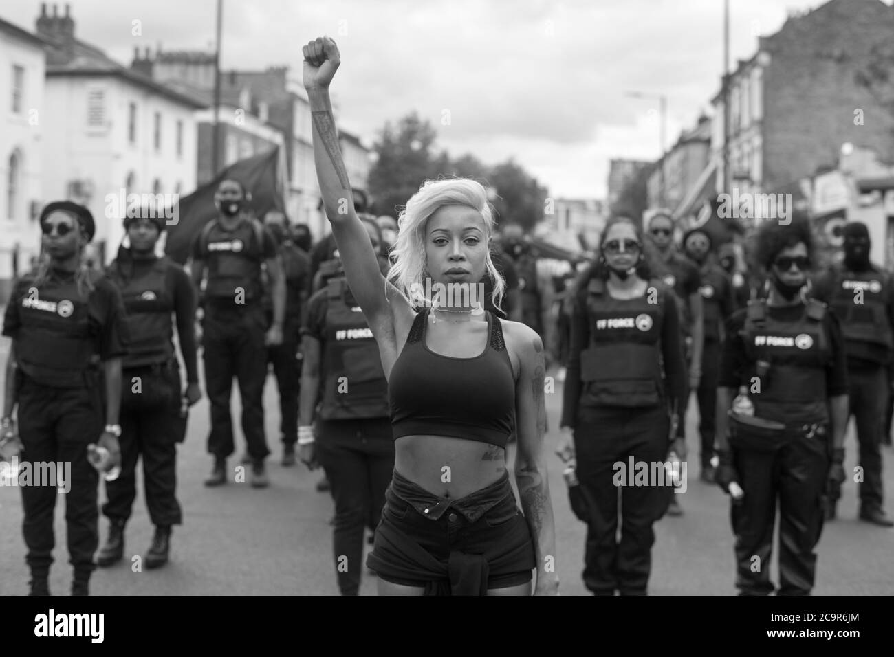 Imarn Ayton dirige une armée de manifestants pour se joindre à la célébration de la Journée de l'émancipation afrikan sur la place Windrush, Brixton. Comme les routes ont été temporairement bloquées a une partie de l'éclusage Brixton. Banque D'Images
