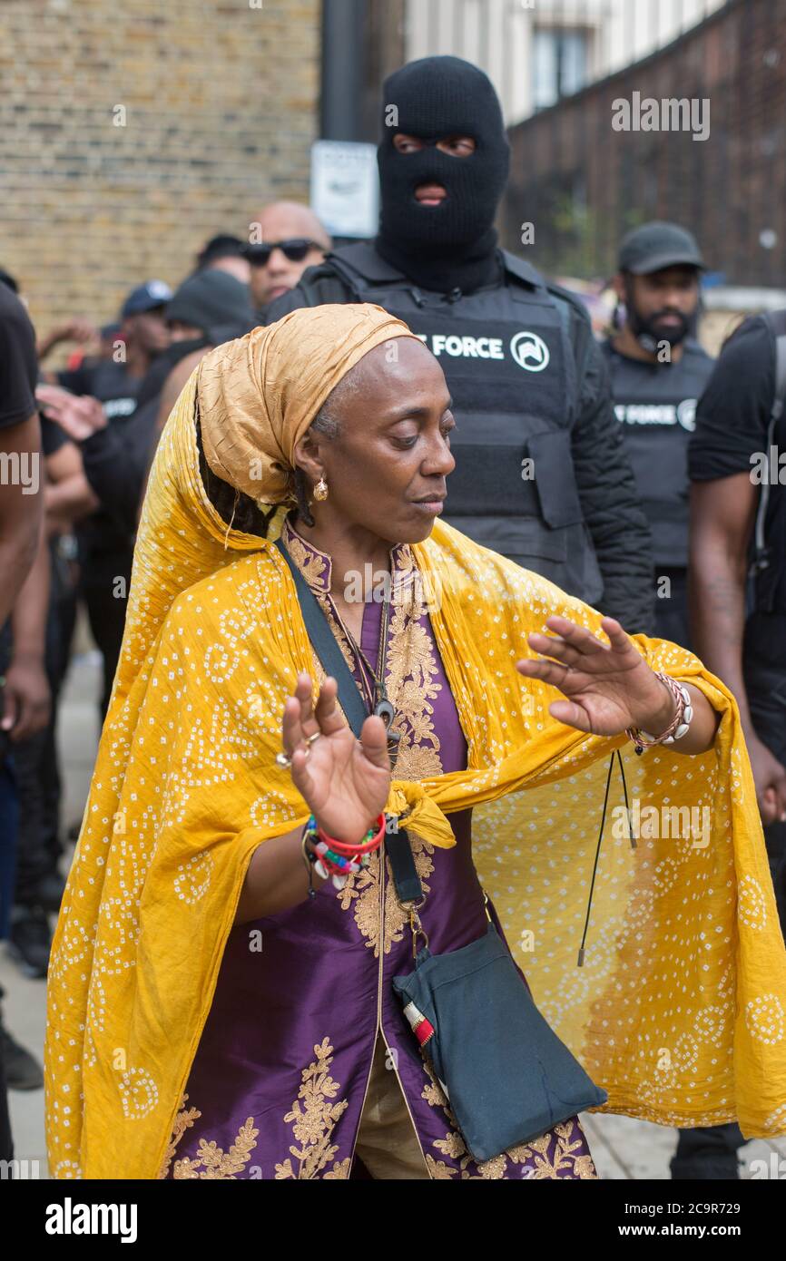 Des centaines de personnes participent à la fête de l'émancipation afrikan sur la place Windrush, Brixton. Comme les routes ont été temporairement bloquées a une partie de l'éclusage Brixton. Banque D'Images