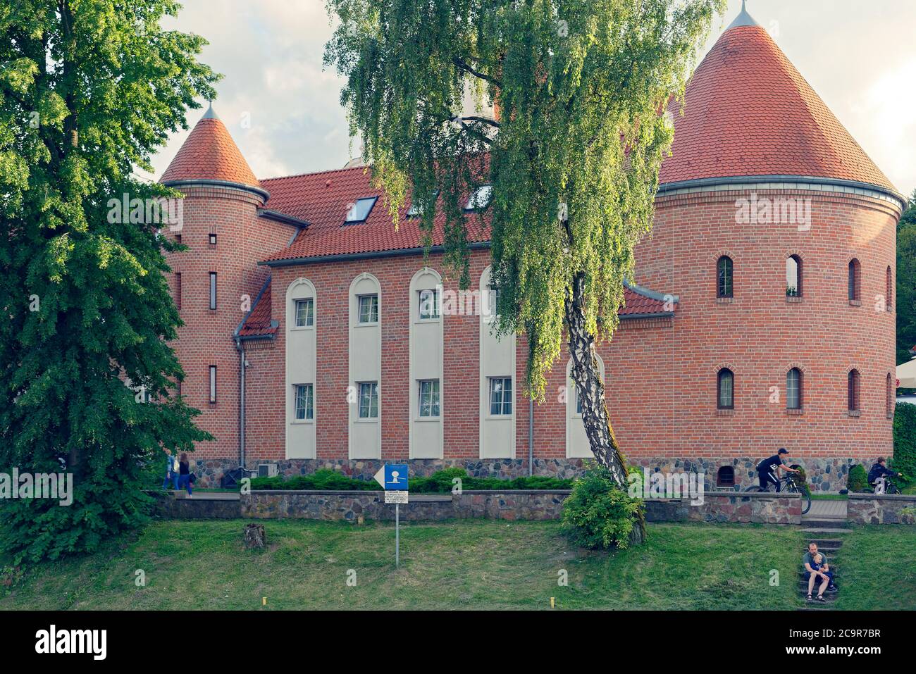 L'hôtel Saint-Bruno est construit dans le château médiéval des chevaliers teutoniques et le pont tournant au lever du soleil sur le canal Luczanski à Gizycko, en Pologne Banque D'Images