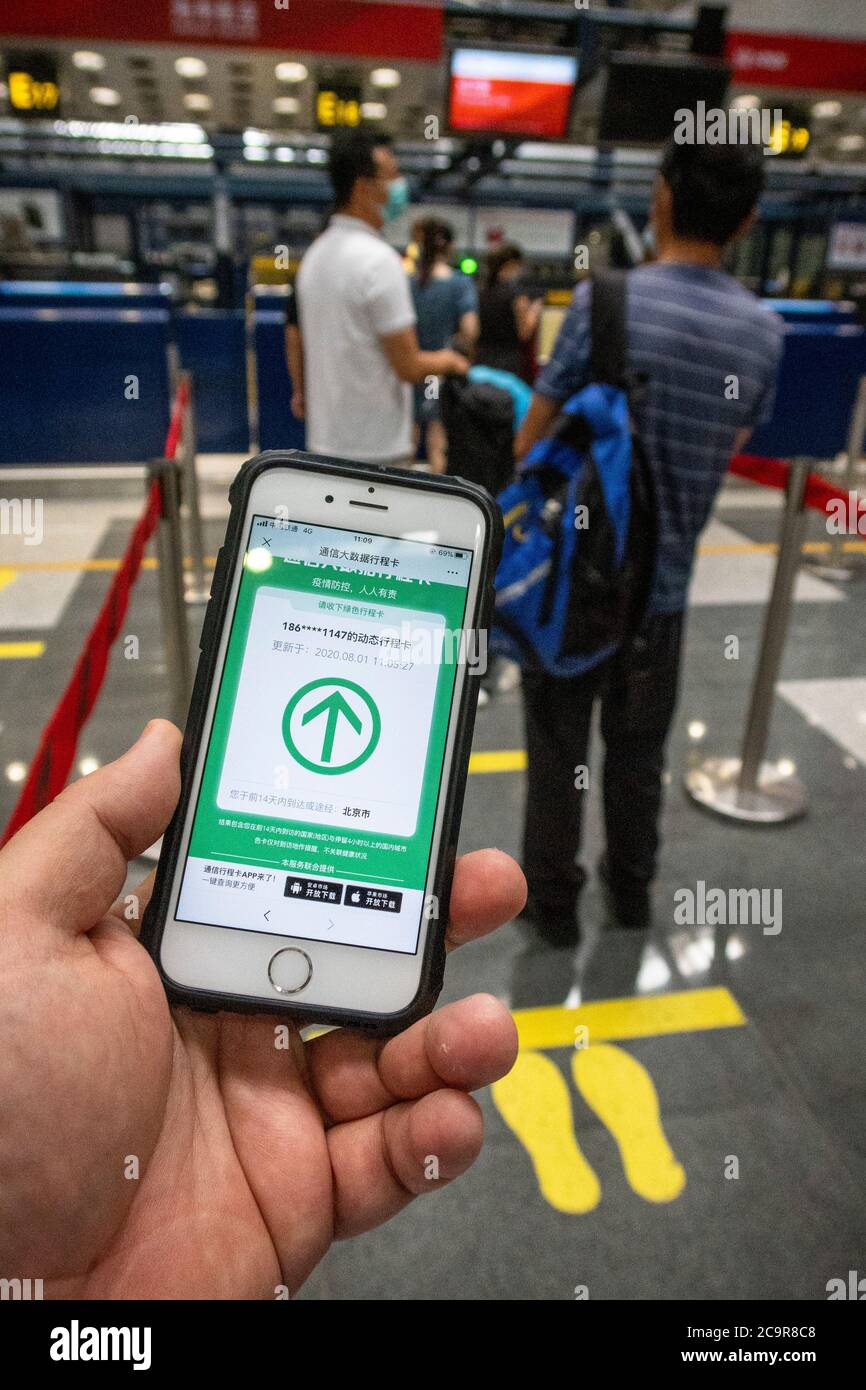 Application smartphone permettant d'entrer dans l'avion vu sur l'écran du téléphone à la zone d'enregistrement de l'aéroport national de Beijing, Chine le 01/08/2020 l'application montre la zone où le passager a été au cours des 14 derniers jours. Elle affiche la flèche verte uniquement si le voyageur n'a pas visité la zone la plus risquée où le coronavirus se propage rapidement. Il y a actuellement deux villes en Chine (Dalian et Urumqi) en visite qui ne permet pas de voyager sans quarantaine. Par Wiktor Dabkowski | utilisation dans le monde entier Banque D'Images