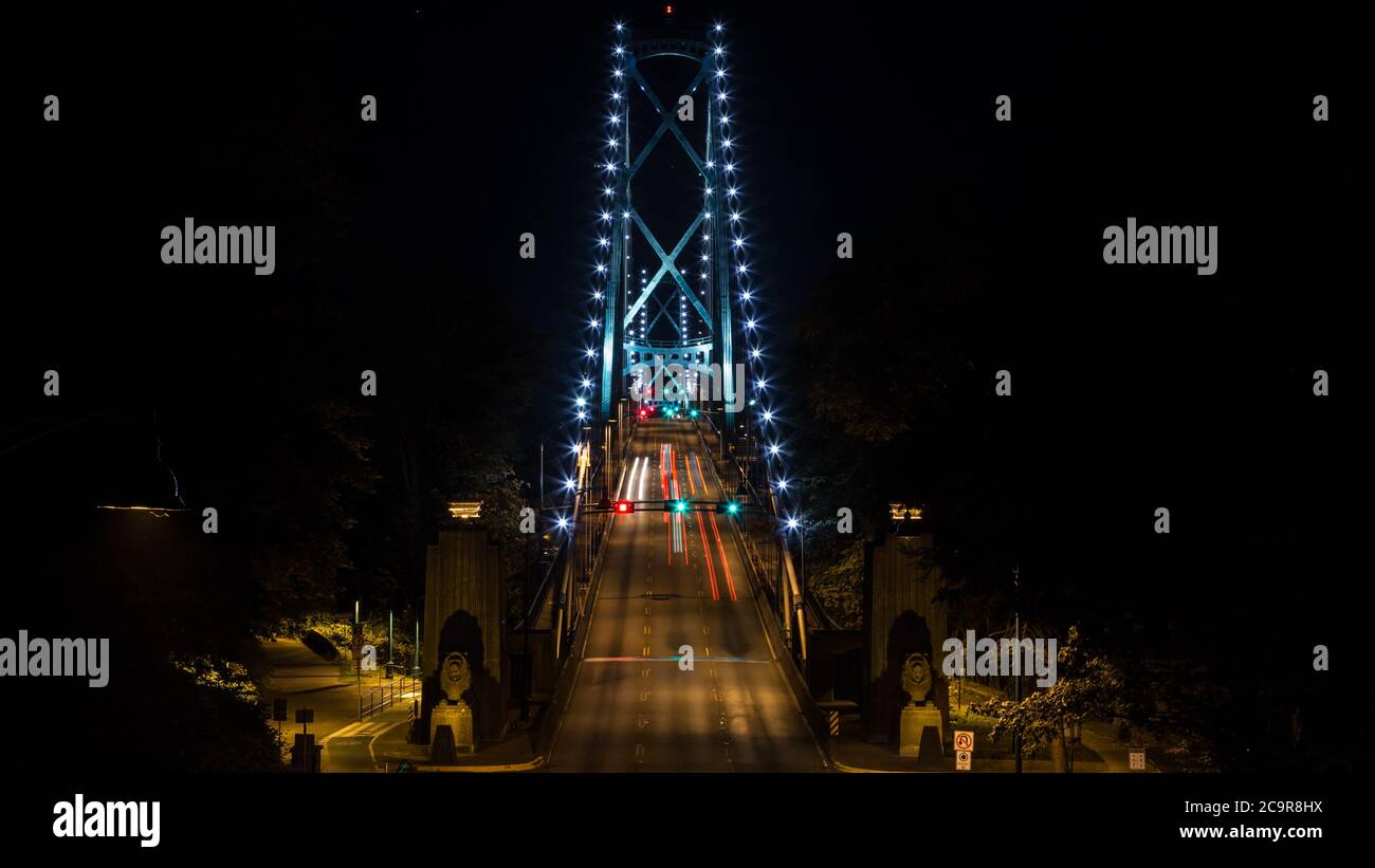 Entrée du pont Lions Gate à Vancouver BC Canada dans la nuit Banque D'Images