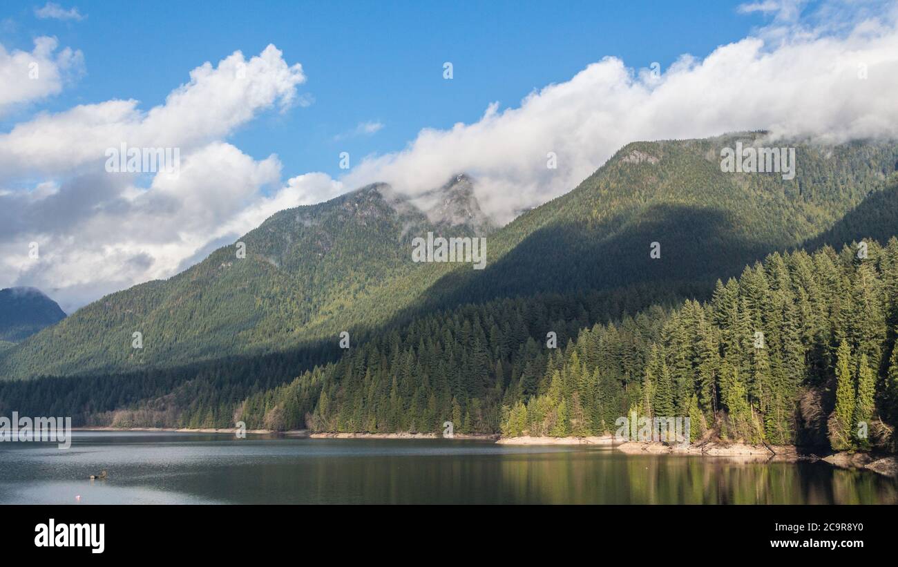 Vue panoramique du réservoir du barrage de Cleveland entouré de montagnes, North Vancouver, Canada Banque D'Images