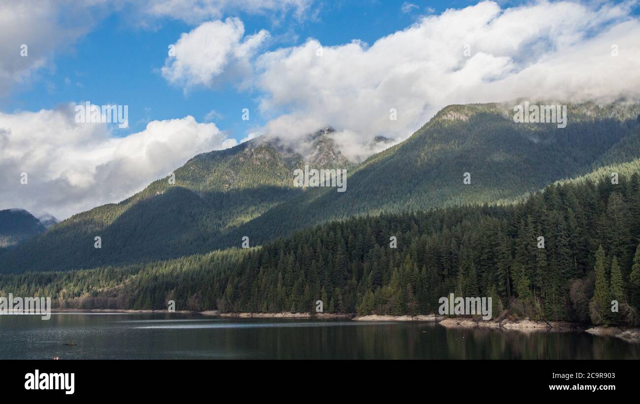 Vue panoramique du réservoir du barrage de Cleveland entouré de montagnes, North Vancouver, Canada Banque D'Images