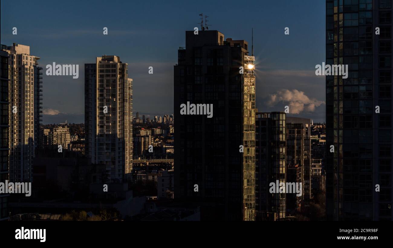 Gratte-ciel du centre-ville de Vancouver, en Colombie-Britannique, Canada pendant le lever du soleil en été. Haute densité de vie urbaine dans la ville. Banque D'Images