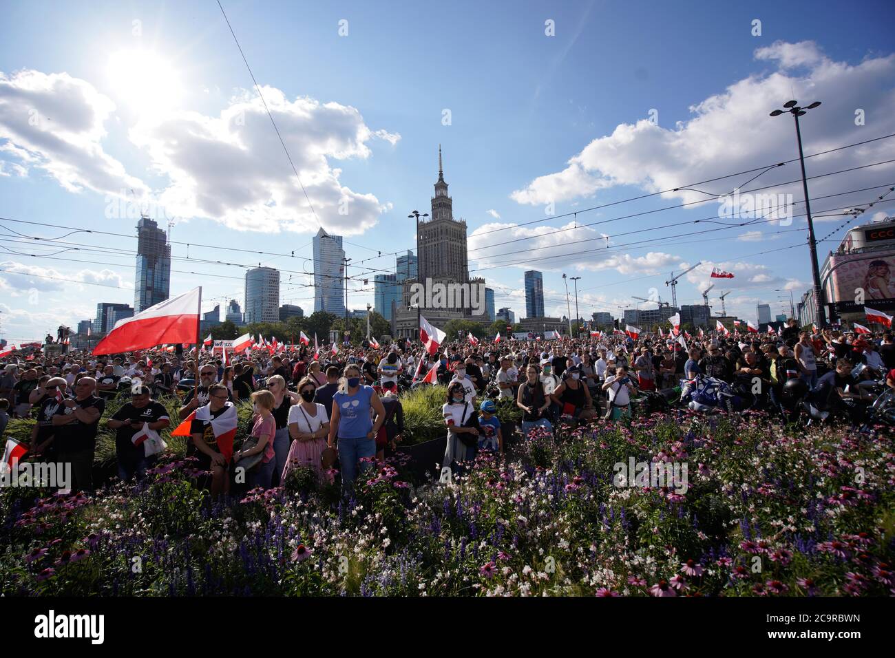 Varsovie. 1er août 1944. Les gens se réunissent pour commémorer le soulèvement de Varsovie à Varsovie, en Pologne, le 1er août 2020. Le 1er août 1944, la résistance souterraine polonaise, dirigée par l'Armée nationale polonaise, a lancé une opération militaire majeure pour libérer Varsovie de l'occupation nazie. Le soulèvement, qui a duré 63 jours, a été le plus grand effort militaire de toute résistance européenne contre l'Allemagne nazie. Credit: Jaap Arriens/Xinhua/Alamy Live News Banque D'Images