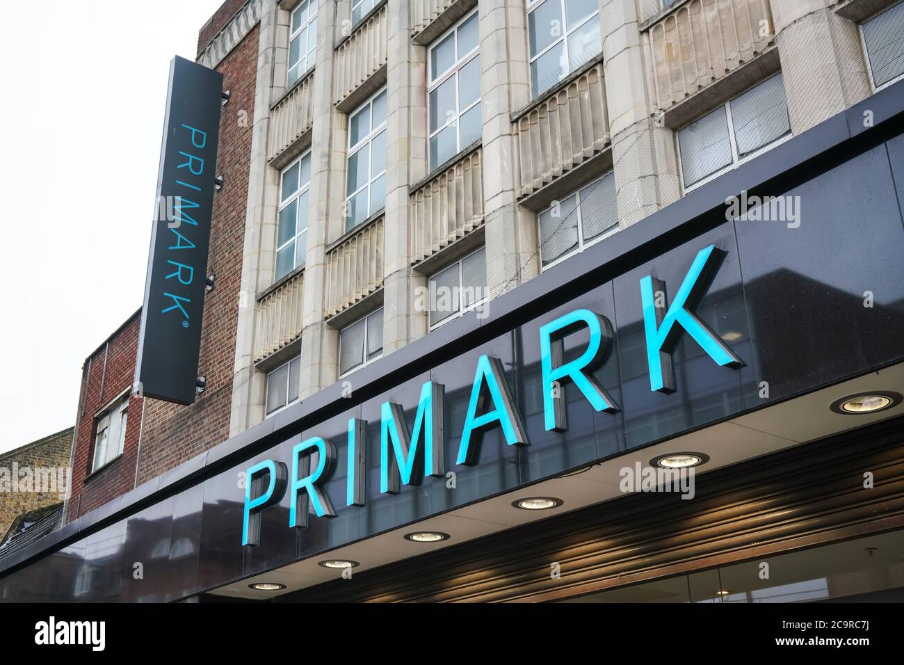 Londres, Royaume-Uni - 04 février 2019 : grand panneau cyan sur le magasin Primark de leur succursale de Lewisham. Le détaillant de mode irlandais a été fondé en 1969 et a Banque D'Images