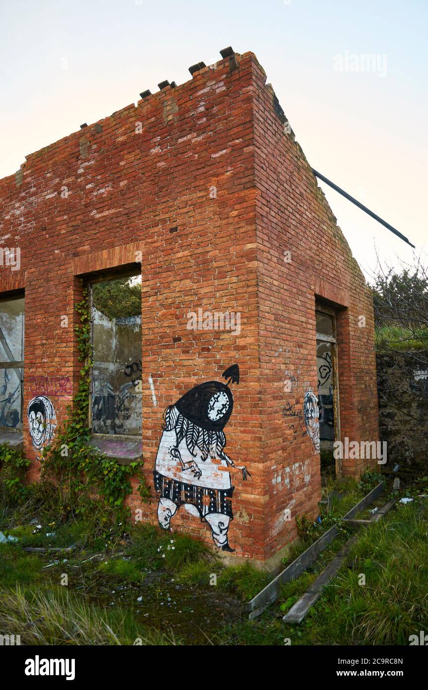 Graffiti artistique sur un bâtiment en brique négligé à la Casona de Arnão, manoir abandonné du XIXe siècle à Arnao (Castrillón, Asturies, Espagne) Banque D'Images