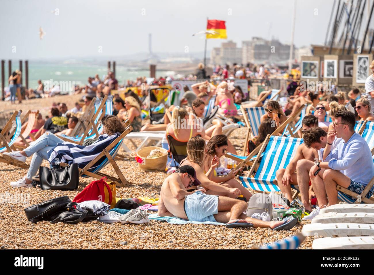 Brighton, Royaume-Uni, 1er août 2020 : la chaleur sur la plage et le front de mer de Brighton cet après-midi. Banque D'Images