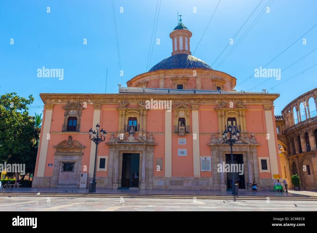 VALENCE, ESPAGNE - 15 JUILLET 2020 : façade gothique de la cathédrale de Valence par temps ensoleillé Banque D'Images