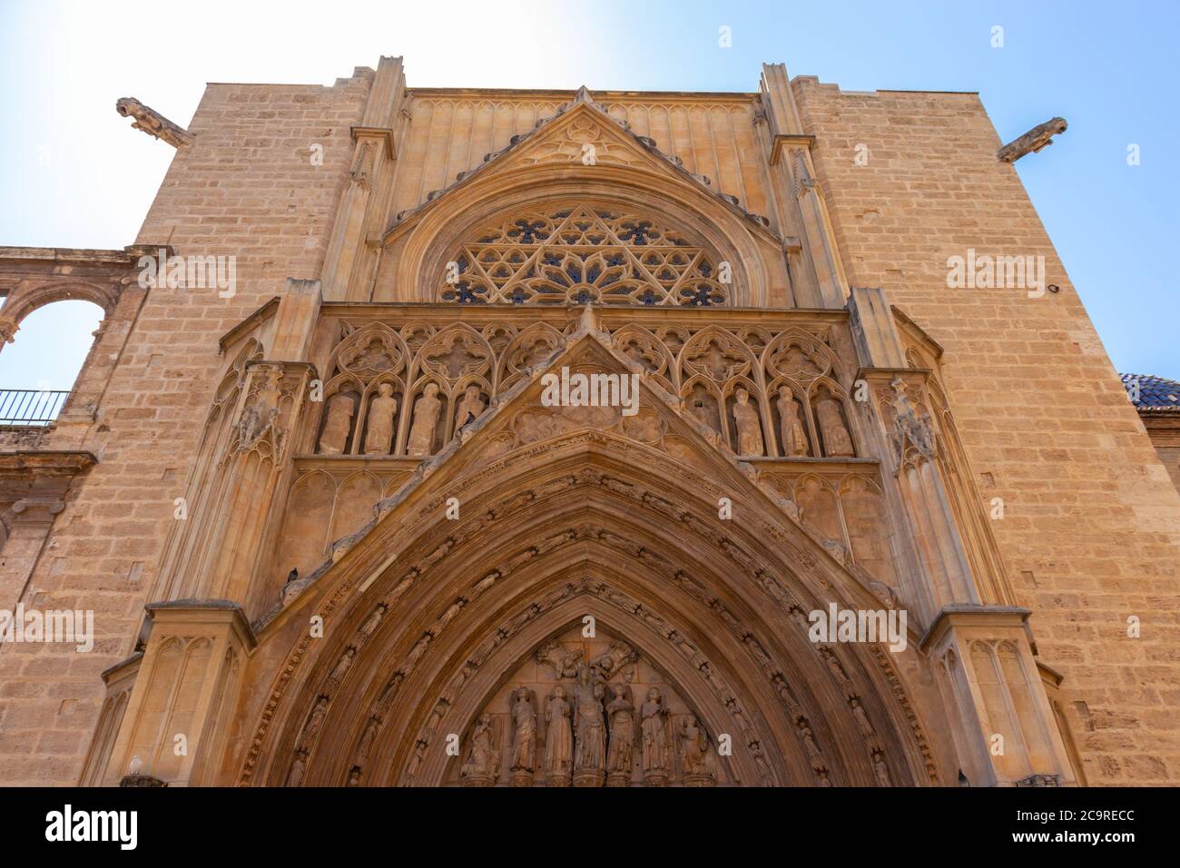 Bas-relief de l'entrée à la façade gothique de la cathédrale de Valence Banque D'Images