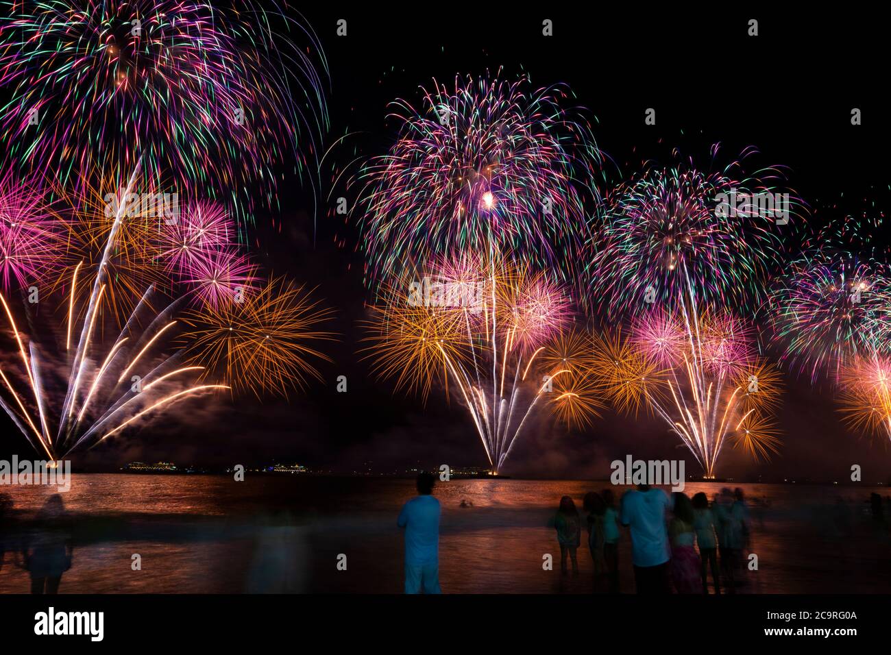 Des feux d'artifice spectaculaires accueillent le nouvel an 2020 à Copacabana Beach, Rio de Janeiro, Brésil Banque D'Images