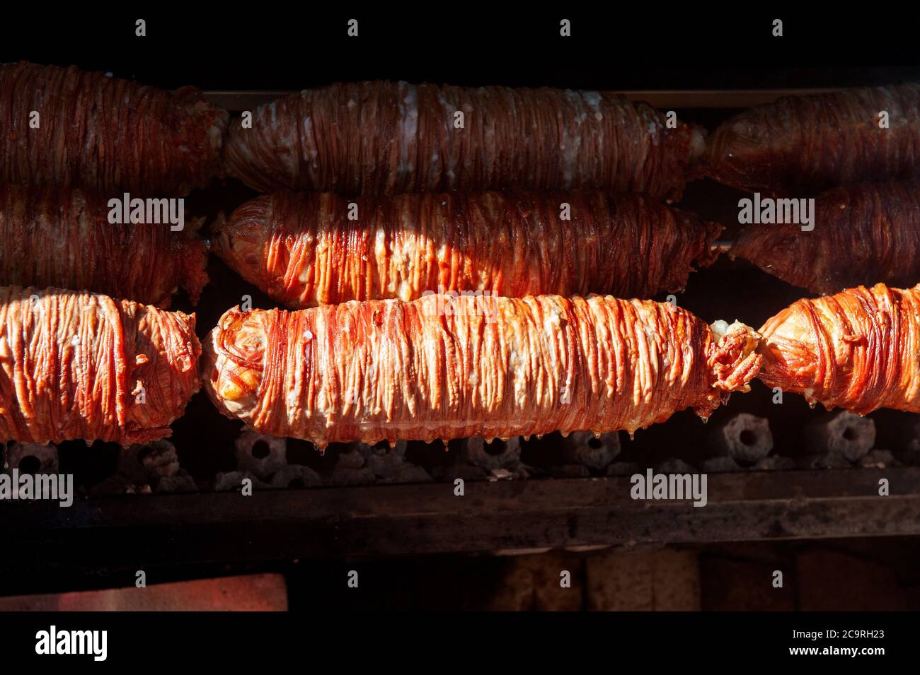 Istanbul, Turquie. 26 décembre 2018 kokoreç est une cuisine traditionnelle turque de rue, faite à partir de petits et grands intestins et de pains sucrés et mangé comme un Banque D'Images