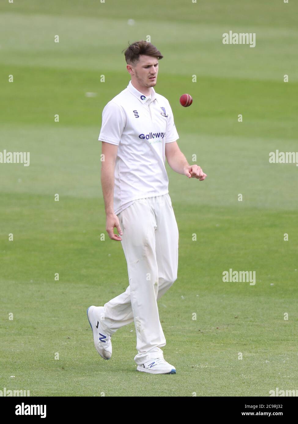 Hove, Royaume-Uni. 02 août 2020. Le bowling George Garton de Sussex pendant la deuxième journée du Trophée Bob Willis entre Sussex et Hampshire au 1er Central County Ground. Credit: James Boardman / Alamy Live News Banque D'Images