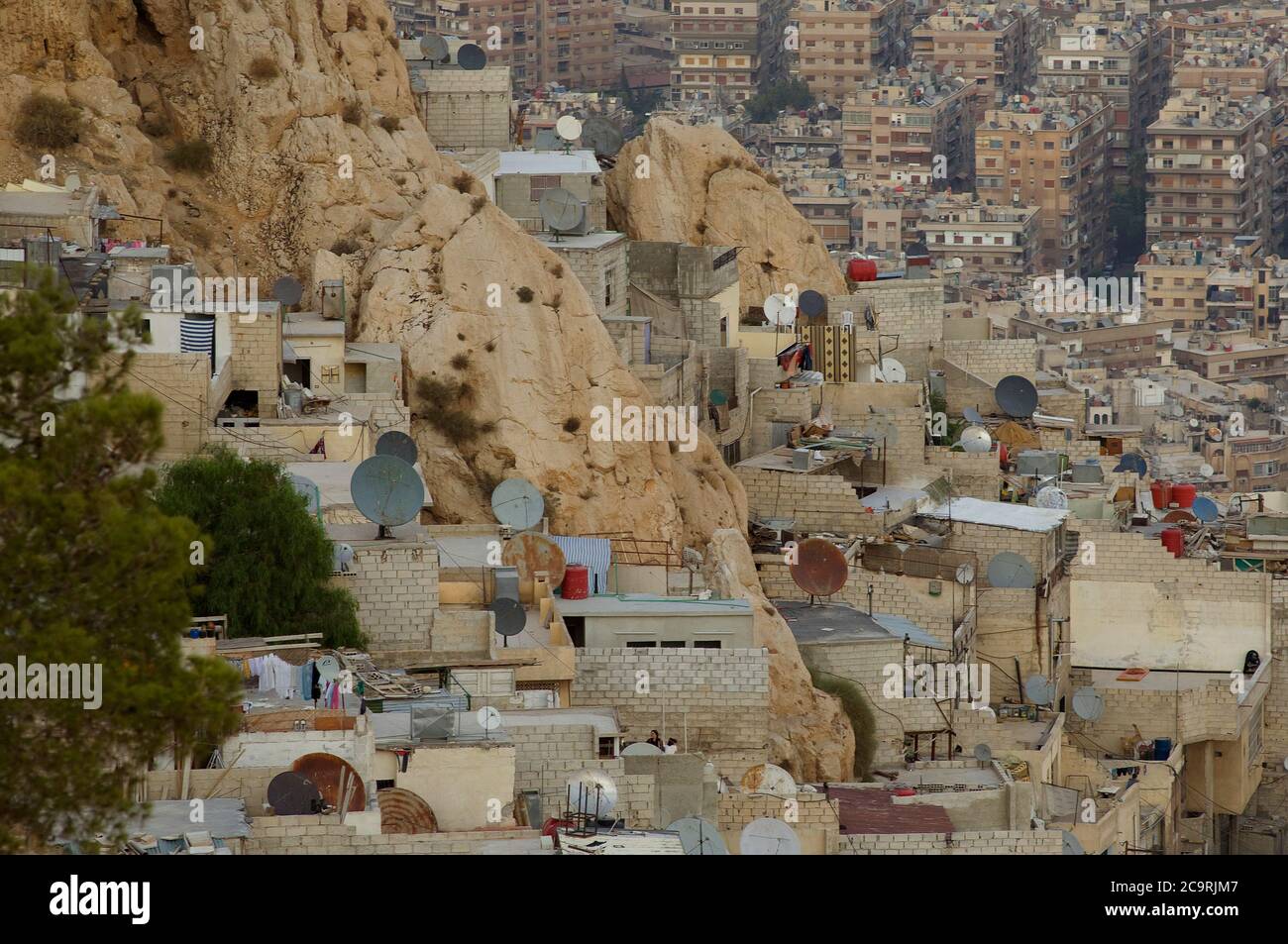 Damas, Syrie. 12 décembre 2005 des plats satellites et des logements informels sur les pentes du Mont Qasyun, surplombant la capitale syrienne, Damas, Sy Banque D'Images