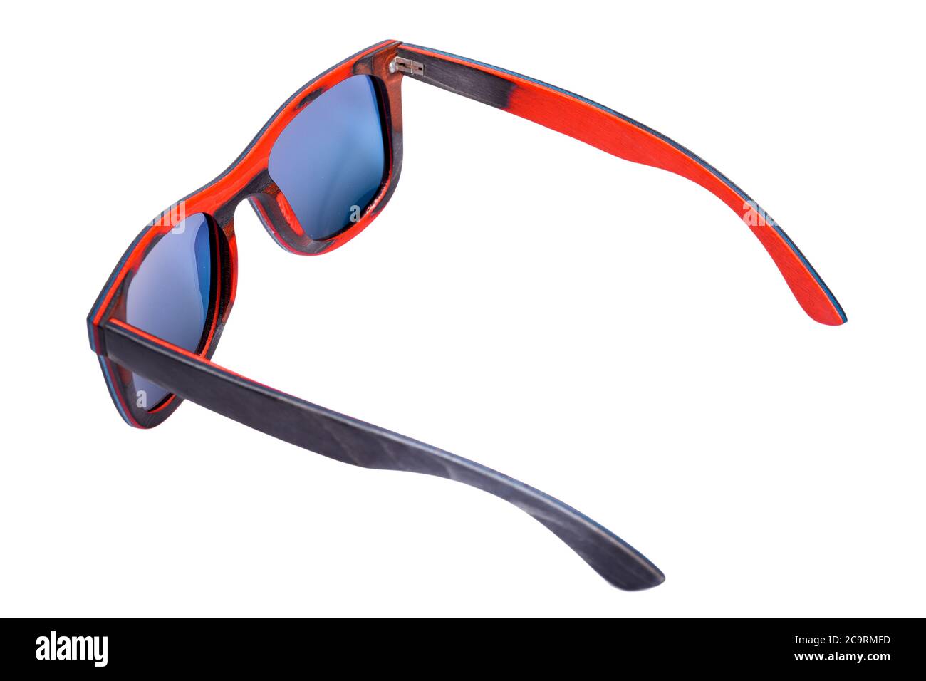 lunettes de soleil carrées de style 70 en bois rouge et verres bleus isolés  sur fond blanc. 3/4 vue arrière Photo Stock - Alamy