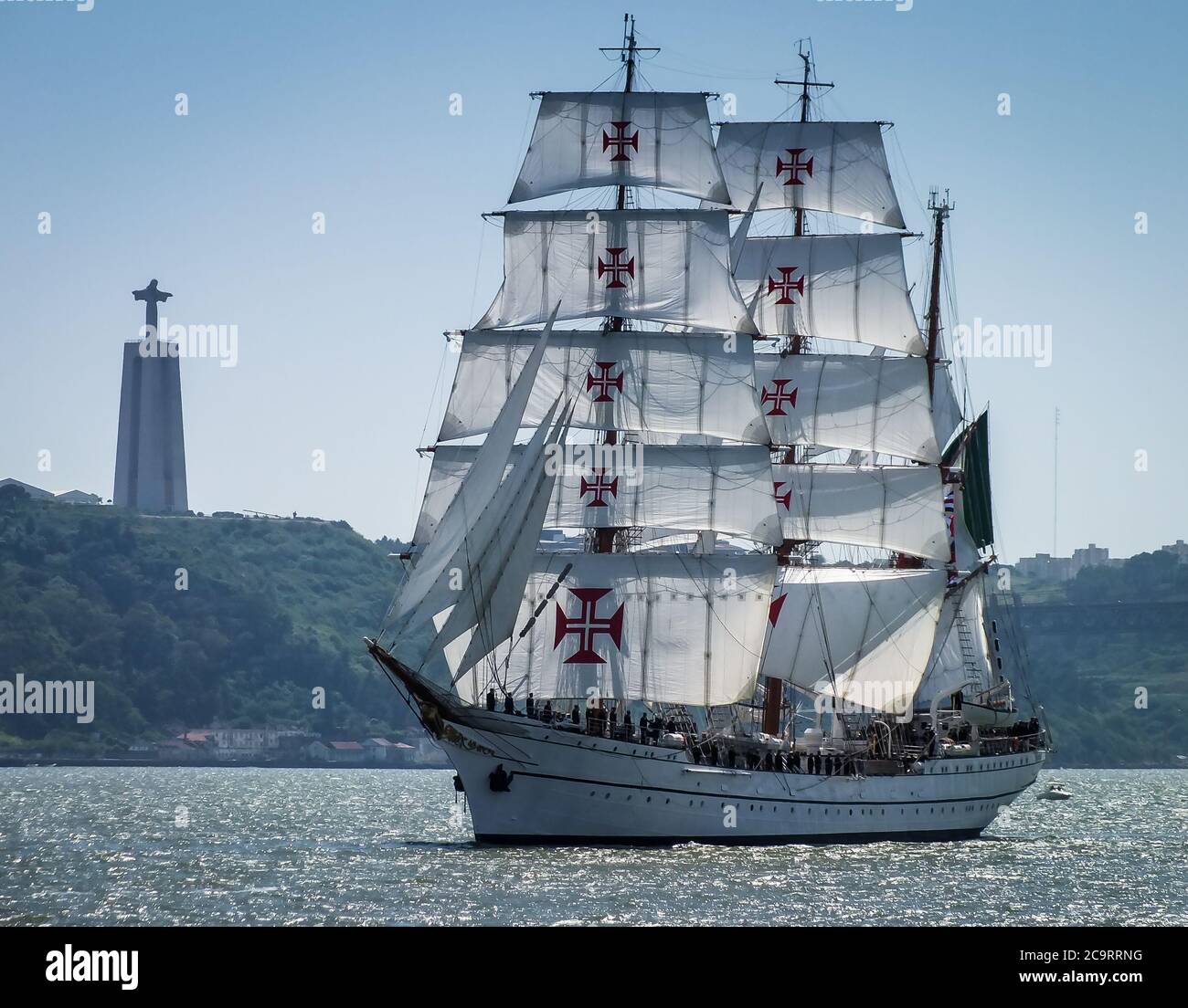 Le navire d'entraînement NRP Sagres (A520) de la Marine portugaise navigue sur le Tage pendant le défilé naval de la Journée d'ouverture de la Marine de 2015. Banque D'Images