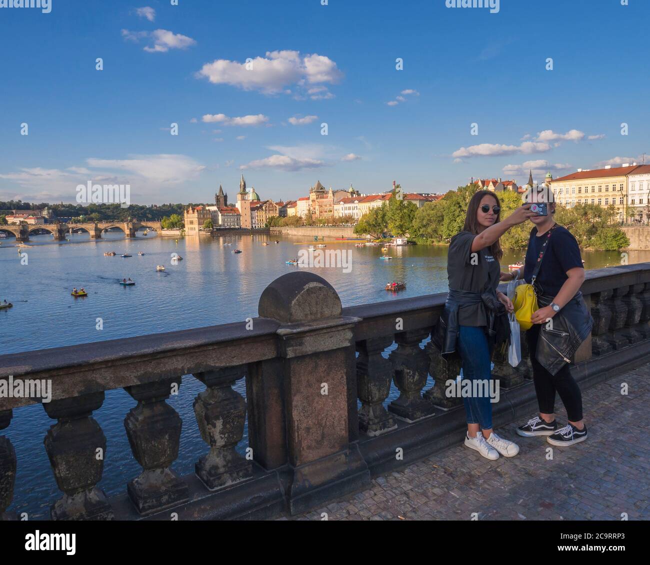 République tchèque, Prague, 8 septembre 2018 : deux jeunes filles amies prenant un selfie sur le pont de la légion avec vue sur la rivière Vltava Prag Banque D'Images