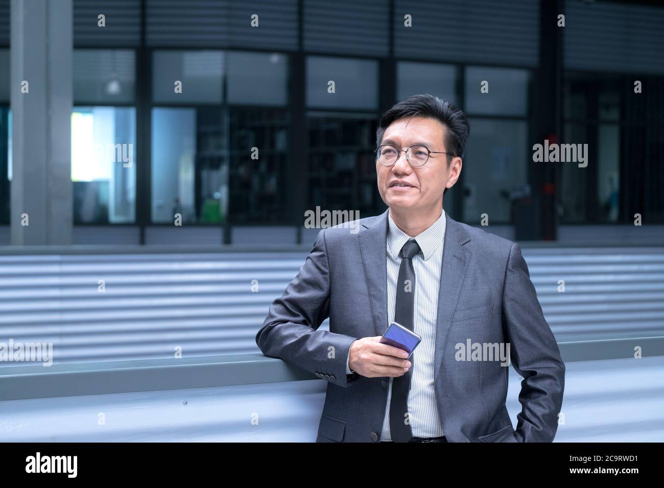 Portrait d'un homme d'affaires chinois en costume et cravate, souriant et  regardant vers le haut Photo Stock - Alamy