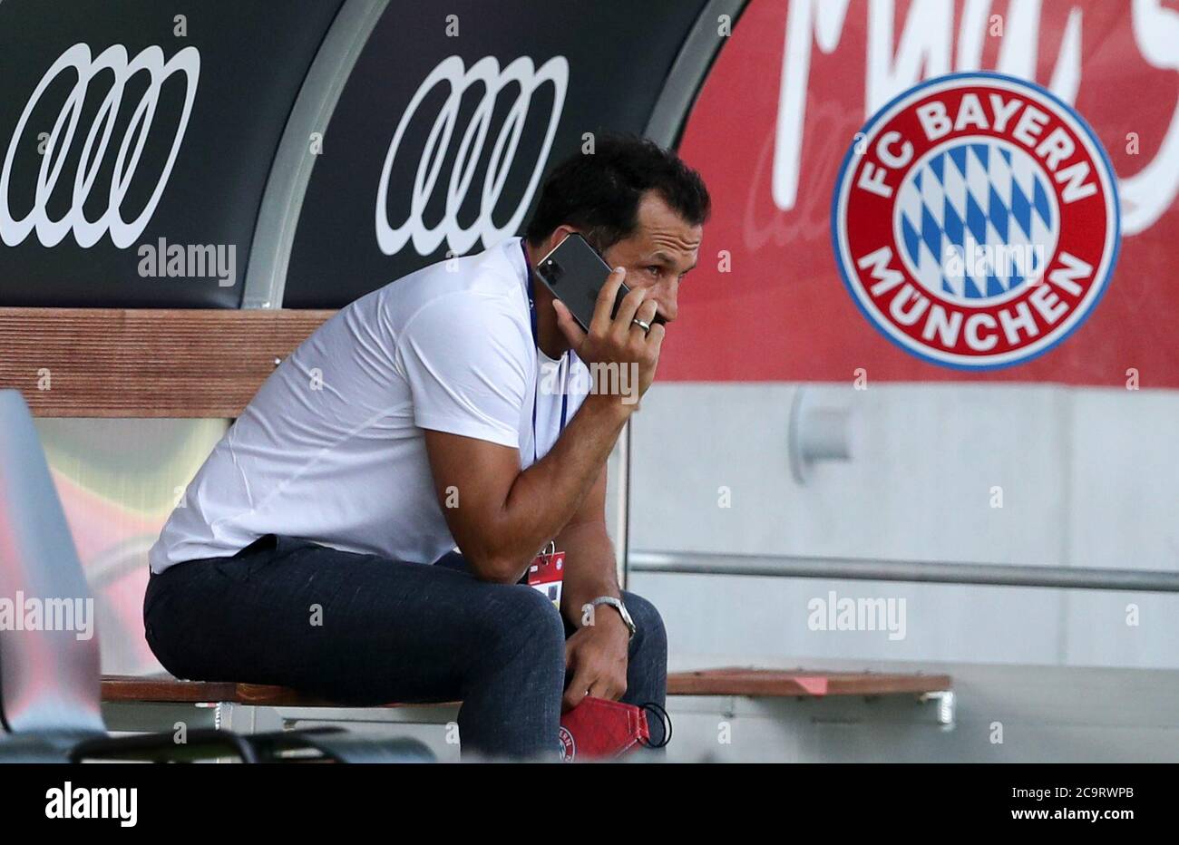 Hasan SALIHAMIDZIC (Sport Director FC Bayern Munich) est assis sur le banc et appelle sur un smartphone. Test du match Audi football avec le FC Bayern Munich - Olympique Marseille 1-0 sur le campus du FC Bayern le 31 juillet 2020. Préparation de la saison 2020/2021 photo: Stefan Matzke / sampics / Pool via SVEN SIMON Fotoagentur GmbH & Co. Photo de presse KG # Prinzess-Luise-Str. 41 # 45479 M uelheim / R uhr # Tél 0208/9413250 # Fax. 0208/9413260 # GLS Banque # BLZ 430 609 67 # KTO. 4030 025 100 # IBAN DE75 4306 0967 4030 0251 00 # BIC GENODEM1GLS # www.svensimon.net à des fins journalistiques seulement! Uniquement pour l'édition u Banque D'Images