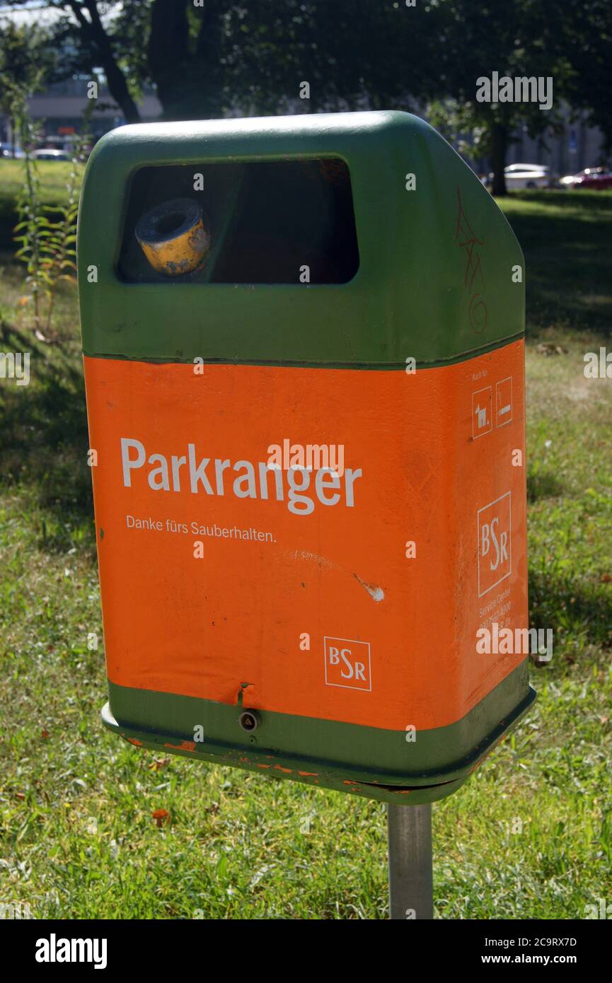 Parkranger. Werbegag der Berliner Stadtreinigung BSR auf einem Mülleimer à Berlin-Spandau. Banque D'Images