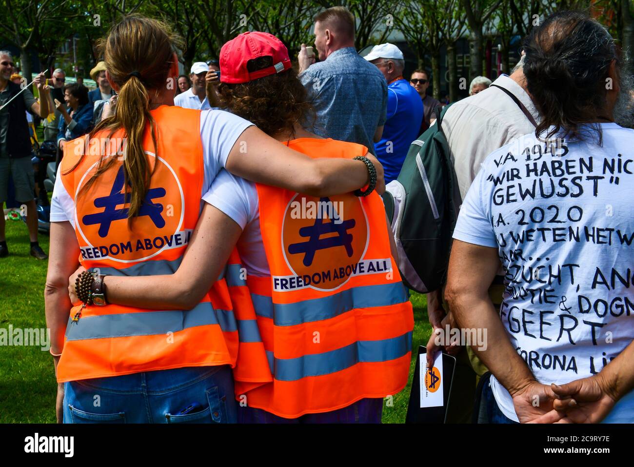 Amsterdam, pays-Bas. 02 août 2020. AMSTERDAM, 02-08-2020, Museumplien quelques centaines de personnes se sont rassemblées pour protester contre les mesures Corona imposées par le Gouvernement néerlandais aux citoyens des pays-Bas crédit: Pro Shots/Alay Live News Banque D'Images