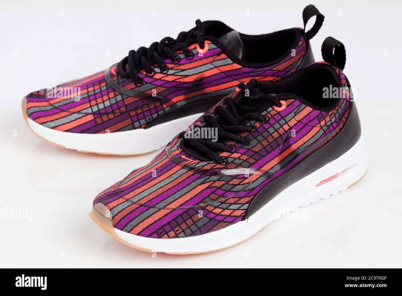 Coureurs Nike rose et noir isolés sur un fond blanc Photo Stock - Alamy