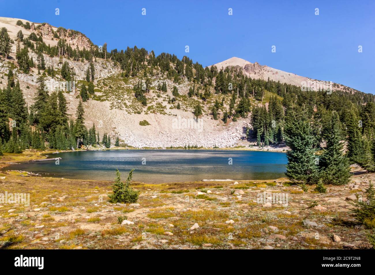 Lac de montagne dans le parc national volcanique de Lassen, Californie Banque D'Images