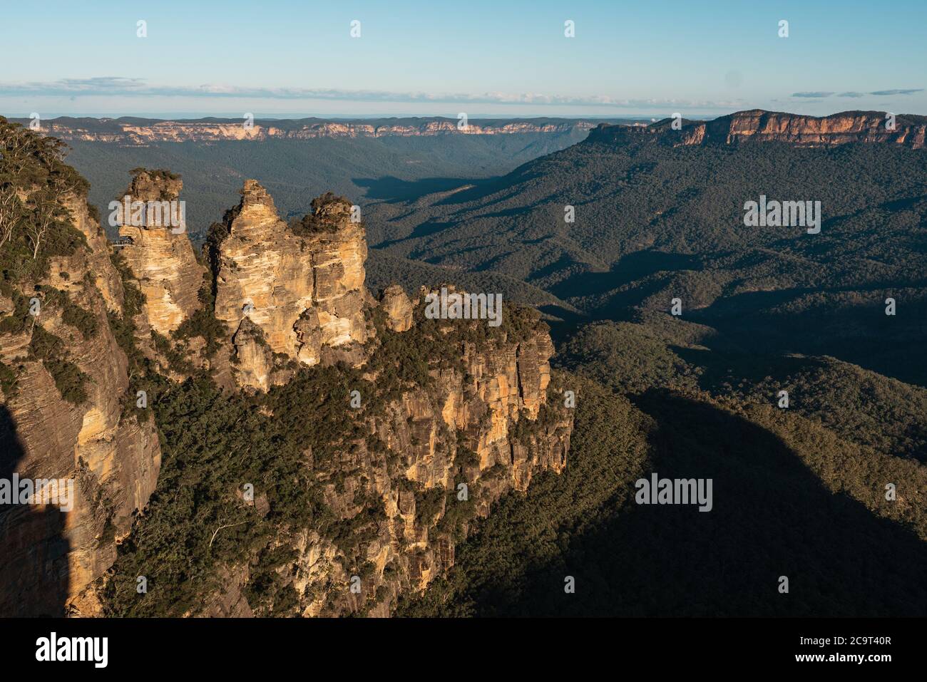 Paysage de Three Sisters depuis Echo point, parc national de Blue Mountains, Australie au coucher du soleil où la teinte dorée de la lumière du soleil se jette sur la roche majestueuse Banque D'Images