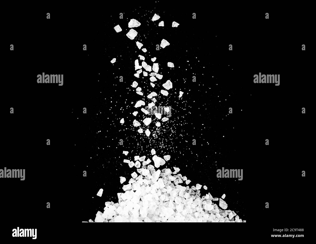 Gros plan de macro cristaux de sel de mer ou de gros sel isolés sur fond noir Banque D'Images