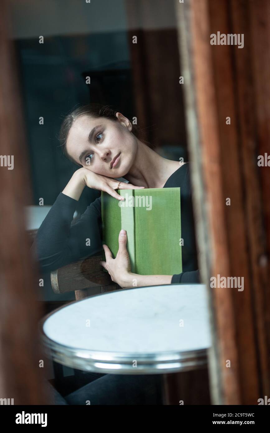 femme dans le café lisant le livre de lecture de café Banque D'Images