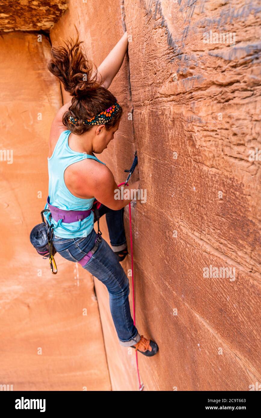 Femme de l'Escalade Banque D'Images