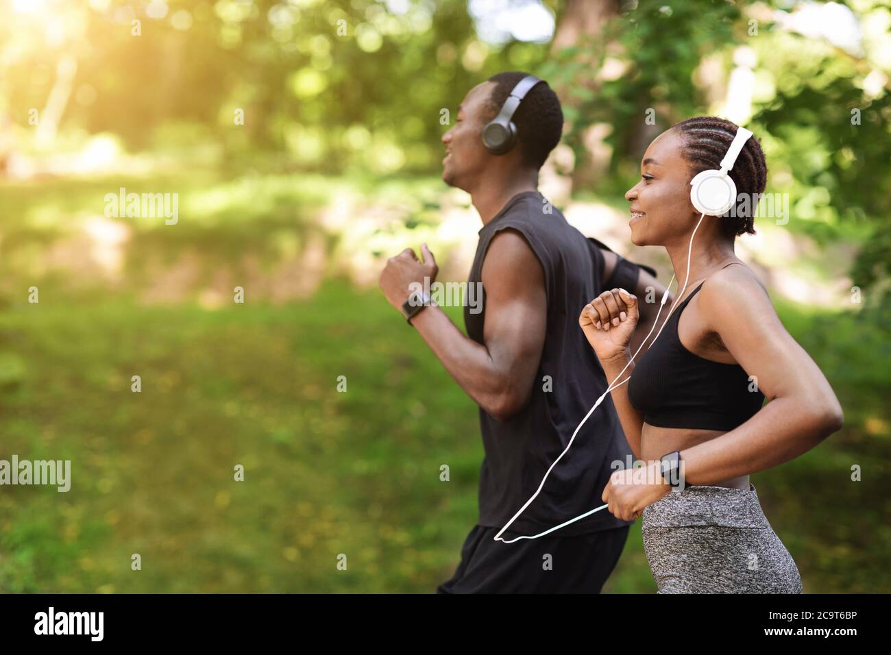 Concept de course matinale. Black sportif Homme et Femme jogging en plein air dans le parc Banque D'Images