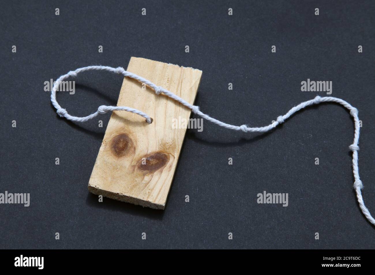 Un simple appareil en bois Kamal pour la navigation. Un Kamal est un appareil de navigation céleste qui détermine la latitude. Banque D'Images