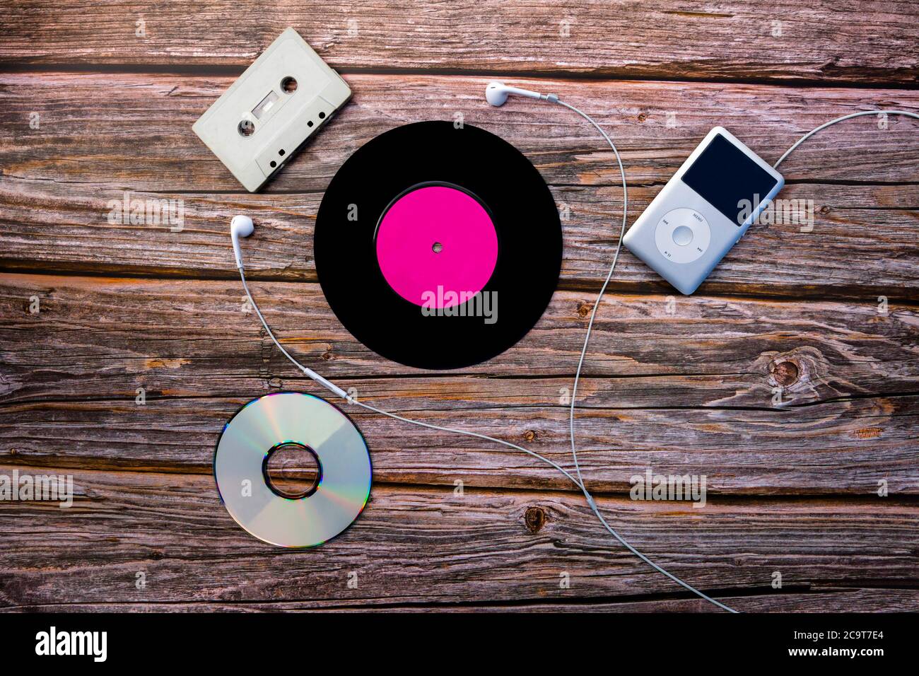 Plusieurs formats de musique avec un disque en vinyle, une cassette, un disque compact et un iPod Classic. Banque D'Images