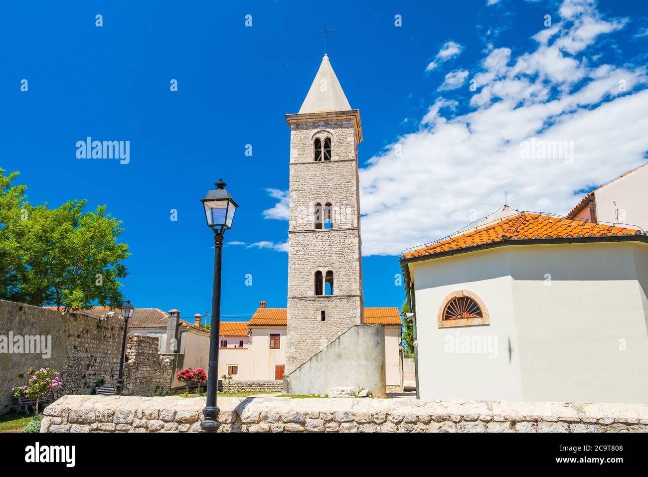 Ancienne église dans la ville Adriatique de Nin en Dalmatie, Croatie, destination touristique populaire Banque D'Images