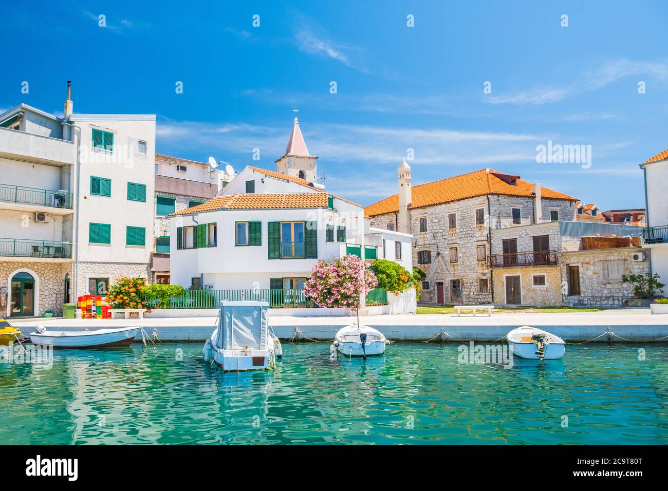 Bateaux dans la marina dans la vieille ville de Pirovac sur la côte Adriatique en Croatie, destination touristique Banque D'Images