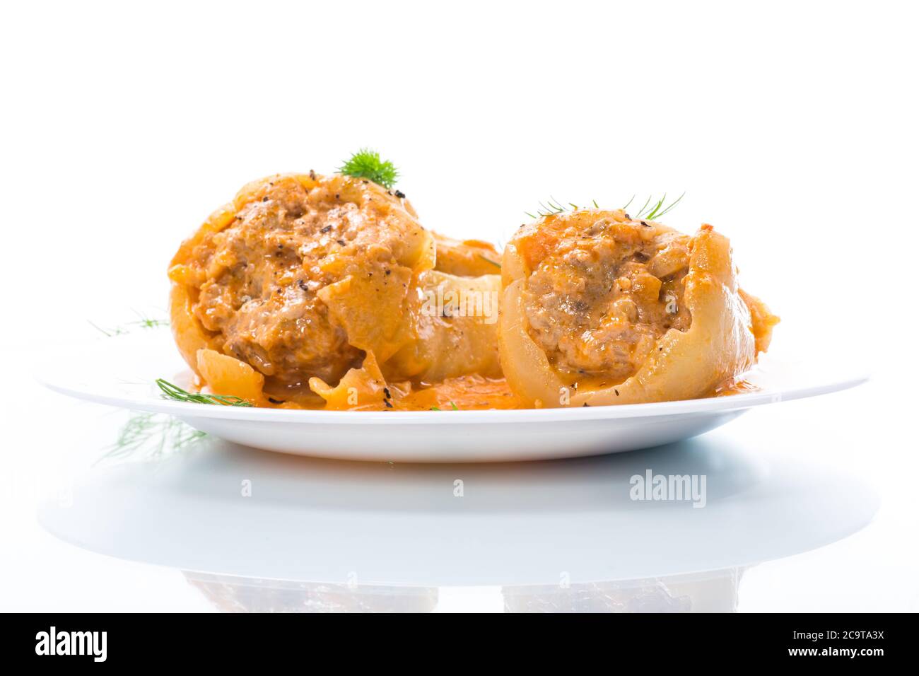 farci de viande et de riz avec sauce au poivre rôti sur fond blanc Banque D'Images