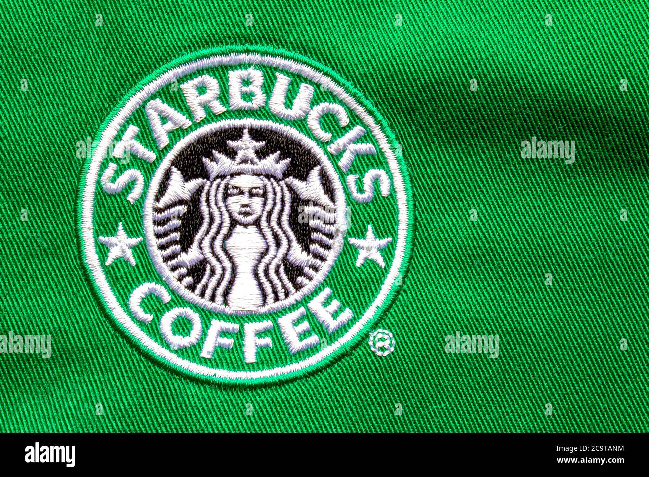 Calgary, Alberta, Canada. 2 août 2020. Gros plan d'un logo Starbucks Coffee sur un tablier vert. Banque D'Images