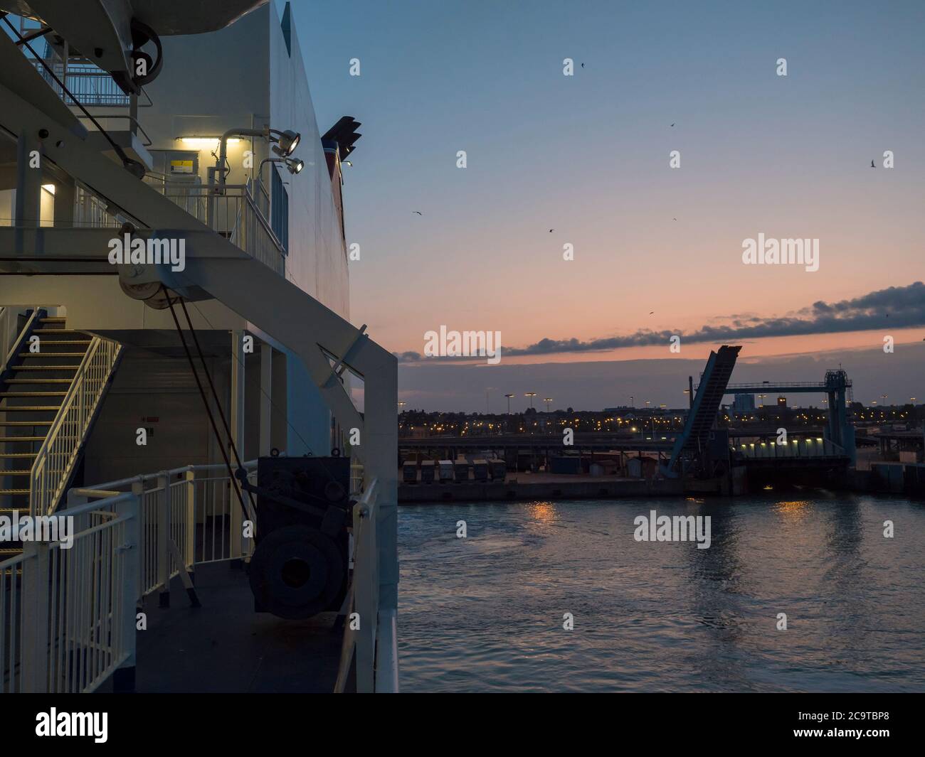 TRELLEBORG, SUÈDE - 21 août 2019 : le ferry de la ligne Stena arrive au port suédois du port de Trelleborg, heure bleue vue depuis le pont Banque D'Images