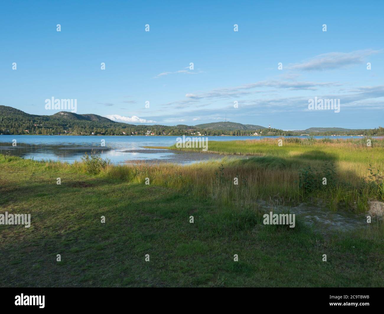 VEW sur le lac Sjalevadsfjarden dans la ville d'ornskoldsvik dans la région de Vasternorrland, en Suède. Jour ensoleillé d'été, fond bleu ciel Banque D'Images