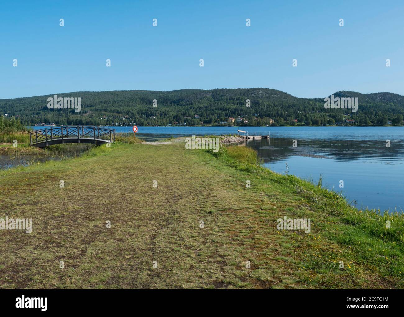 VEW sur le lac Sjalevadsfjarden dans la ville d'ornskoldsvik dans la région de Vasternorrland, en Suède. Jour ensoleillé d'été, fond bleu ciel Banque D'Images